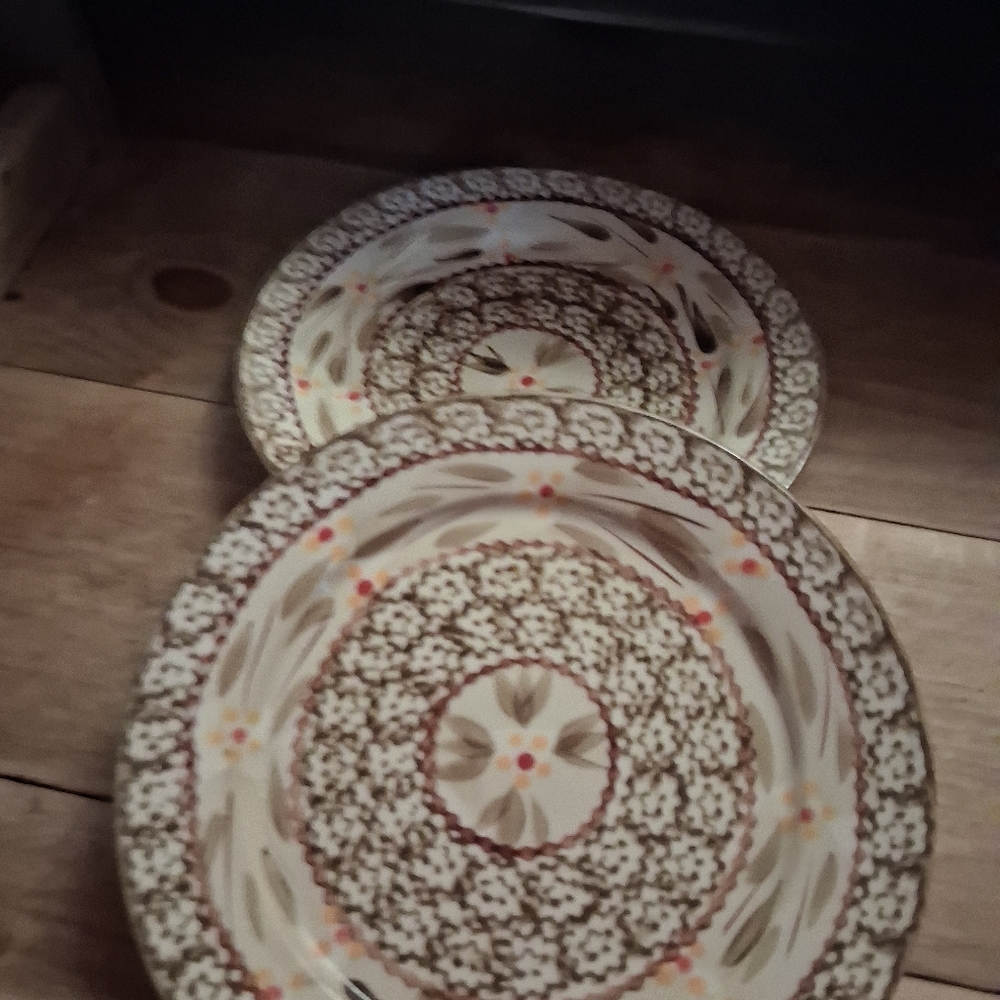 ⬇️2 Temptations Salad Plates